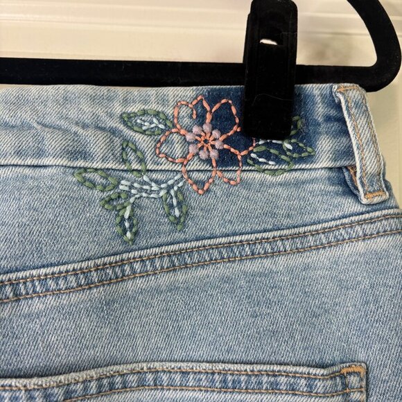 American Eagle NWT Curvy Mom Shorts Light Wash Embroidered Flower Size 16 - Picture 3 of 7